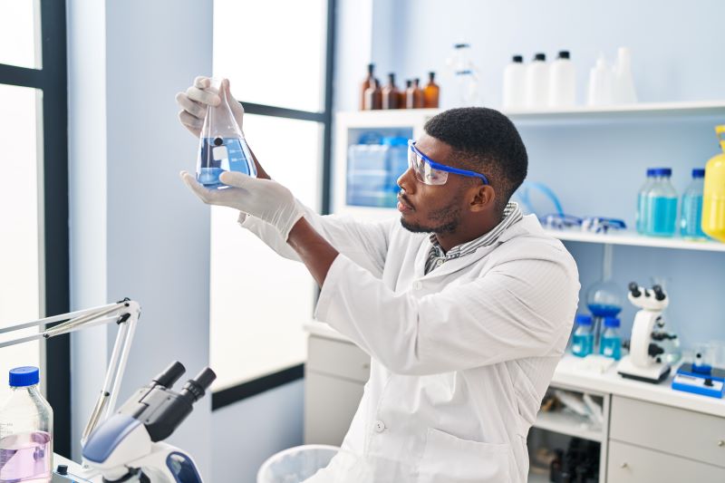 Homem trabalhando em um laboratório, para representar uma profissão com exposição a agentes biológicos.