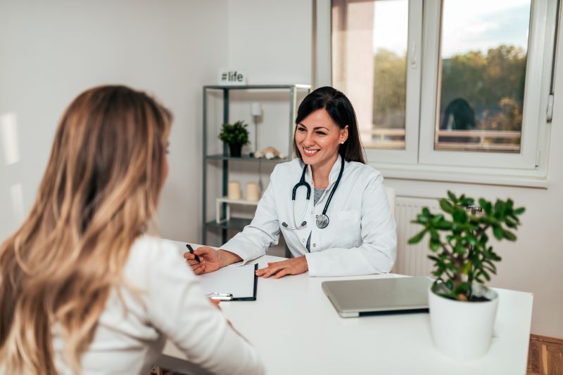 Prevalência e incidência: médica conversando com trabalhadora.