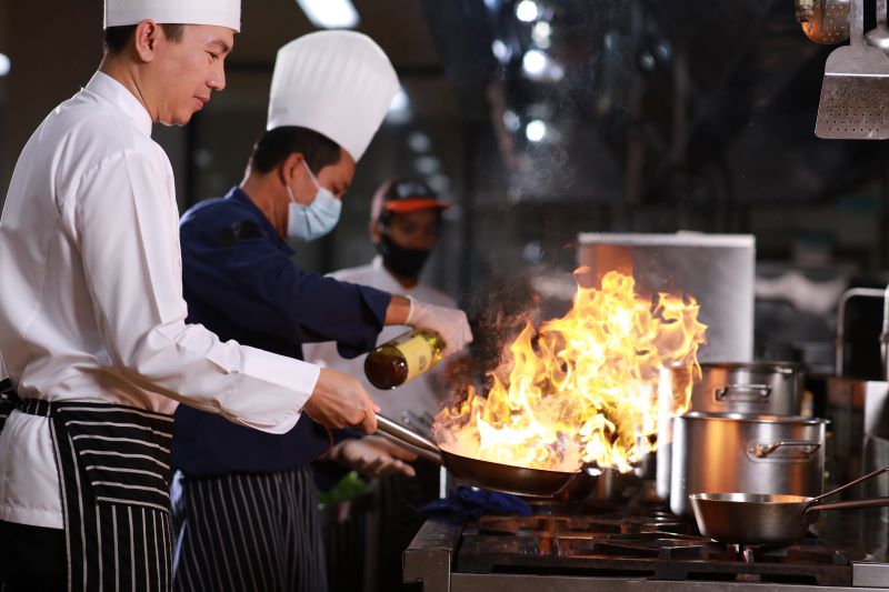 Primeiros Socorros para Queimaduras: cozinheiros trabalhando com panelas em chamas