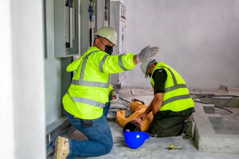 Primeiros socorros em choque elétrico​: trabalhadores socorrendo colega que sofreu choque elétrico