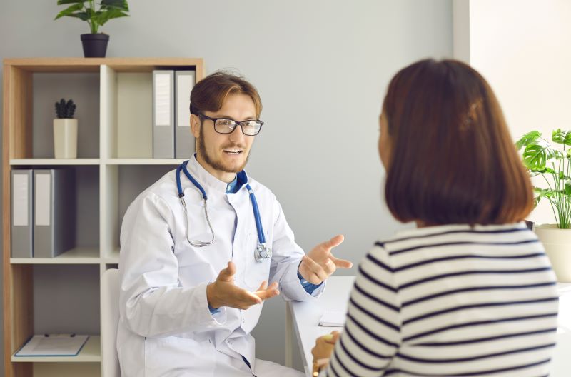PCMSO o que é: médico conversando com paciente