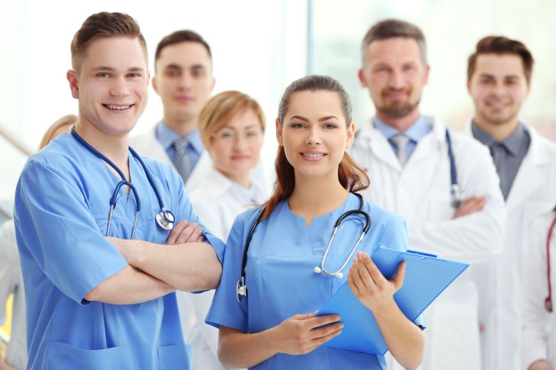 clínica de saúde ocupacional: equipe médica diversificada