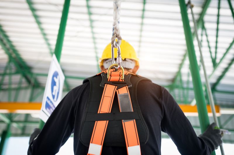 linha de vida​ prendendo costas de trabalhador