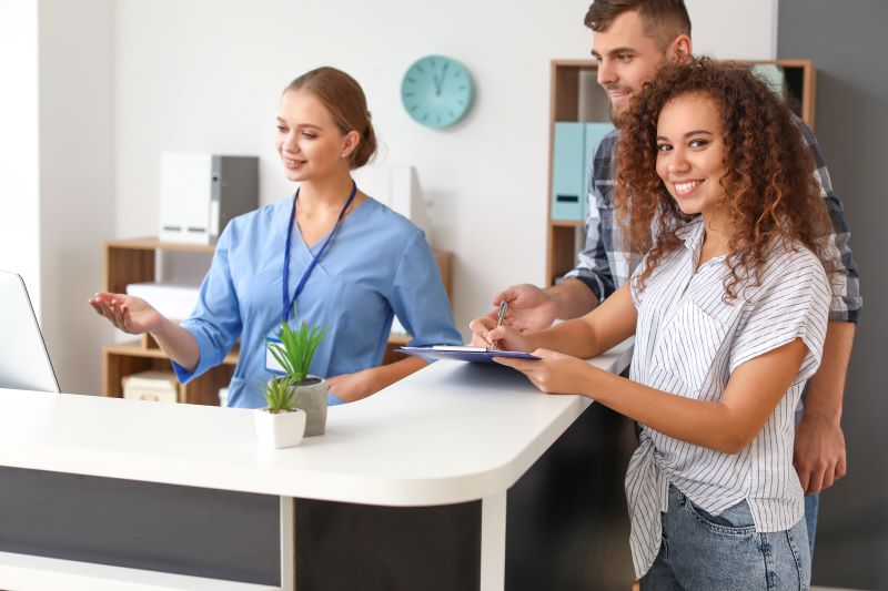 onde fazer exame admissional​: funcionários olhando no computador e prancheta