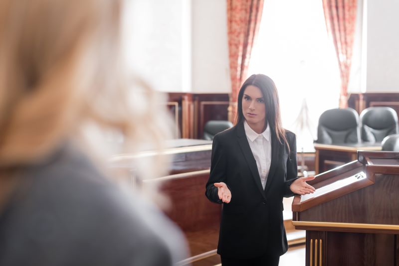 indenização por acidente de trabalho: advogada gesticulando em tribunal