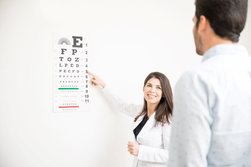 teste de acuidade visual: oftalmologista aplicando teste em candidato
