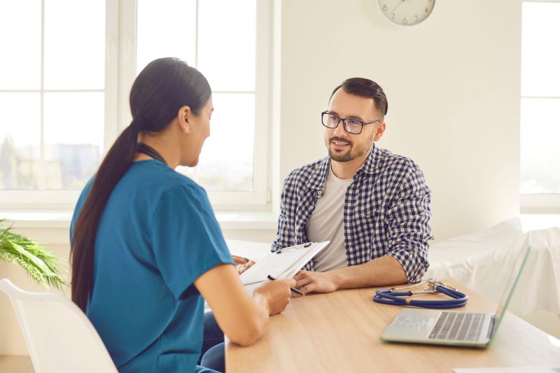 o que é exame admissional​: médica e paciente durante consulta
