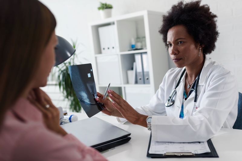 o que é exame demissional​. Médica atendendo funcionária