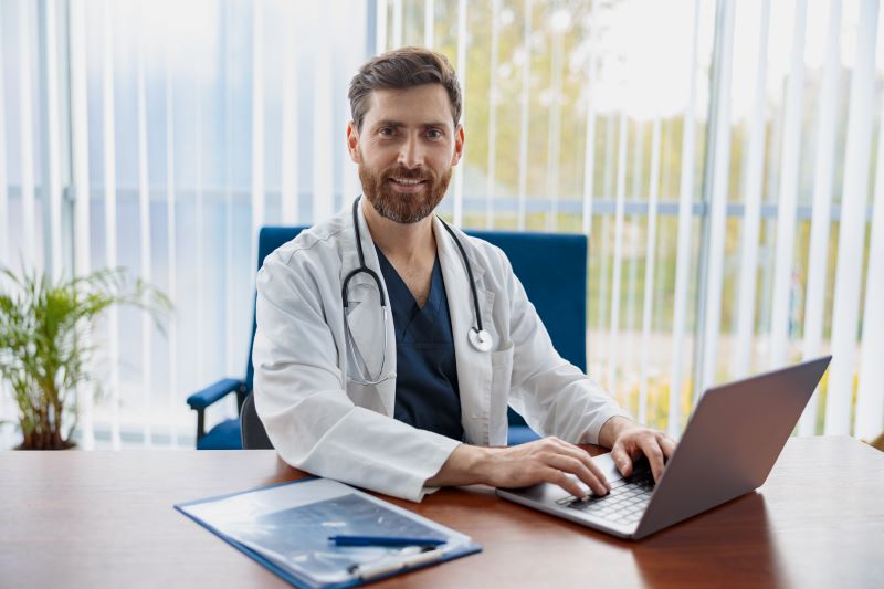 o que é exame periódico​: médico trabalhando em consultório