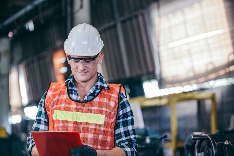 PGR o que é​: técnico de segurança do trabalho com prancheta na indústria