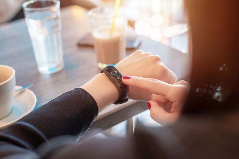 sensores vestíveis​: mulher verificando informações em smartwatch