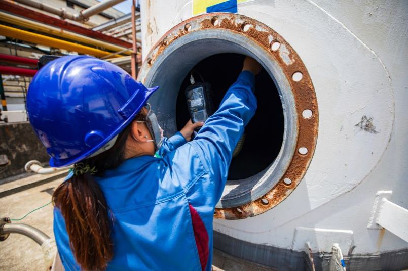 atmosfera explosiva​: técnica de segurança do trabalho realizando medição de gás em equipamento industrial