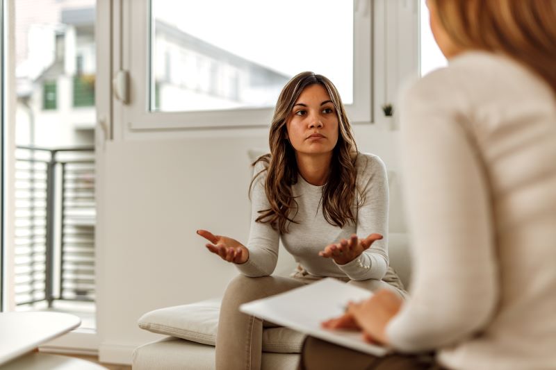 síndrome de burnout​ teste: mulher conversando com psicóloga do trabalho