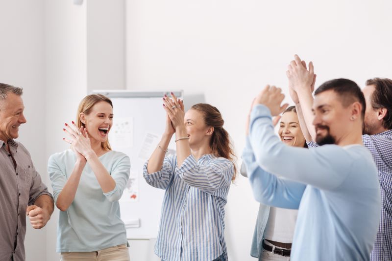 temas de dds​: equipe animada aplaudindo