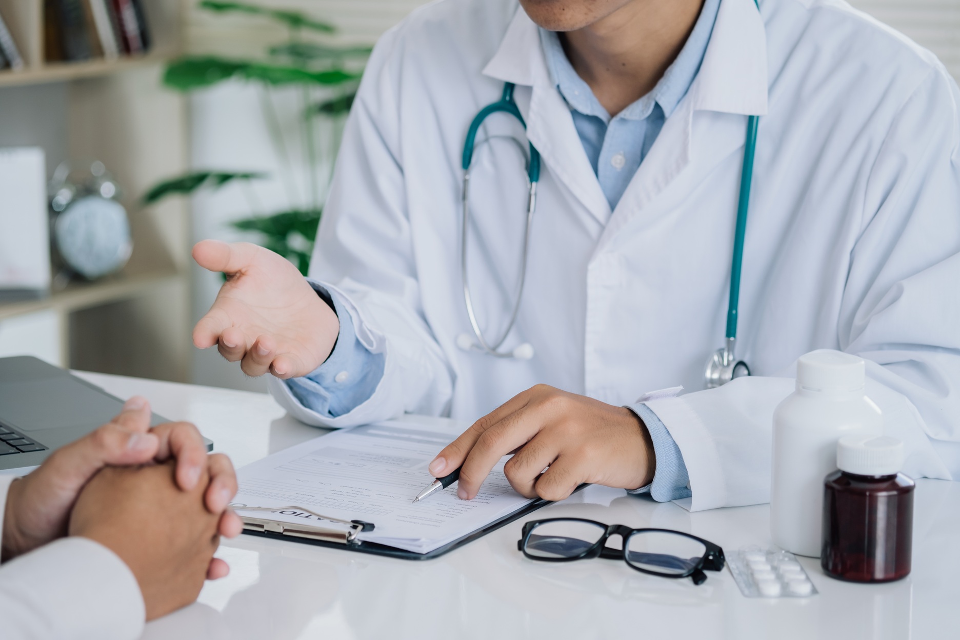 Médico conversando com paciente