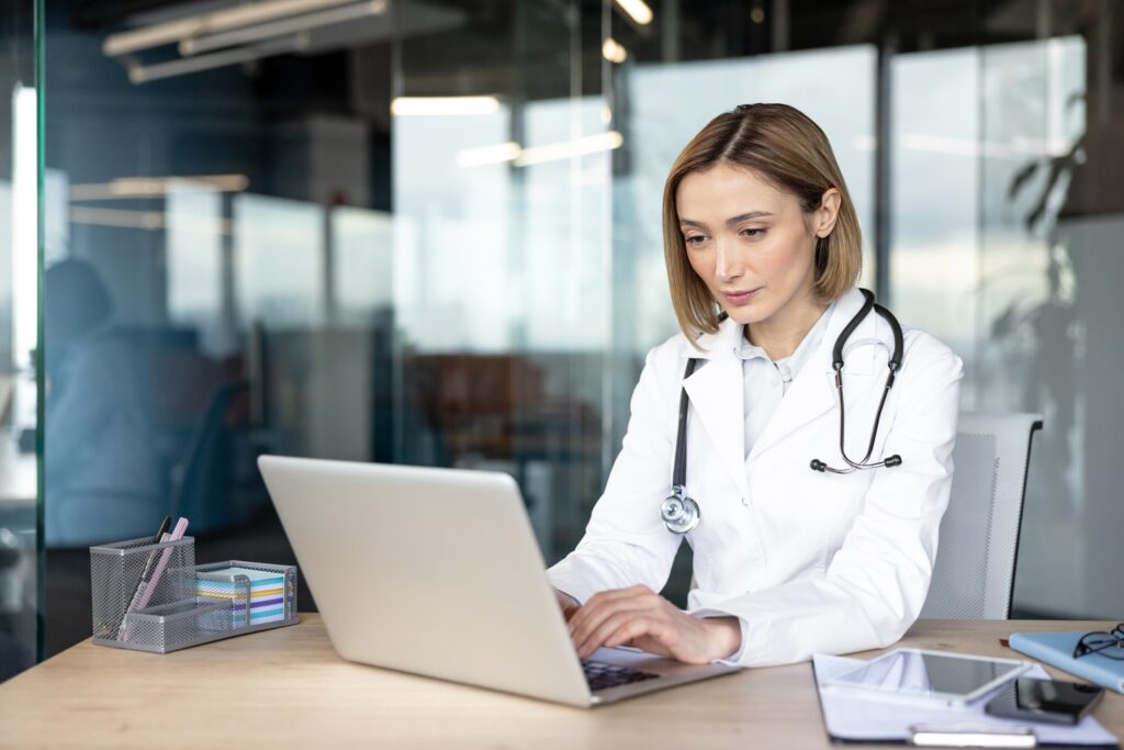 médica trabalhando no computador