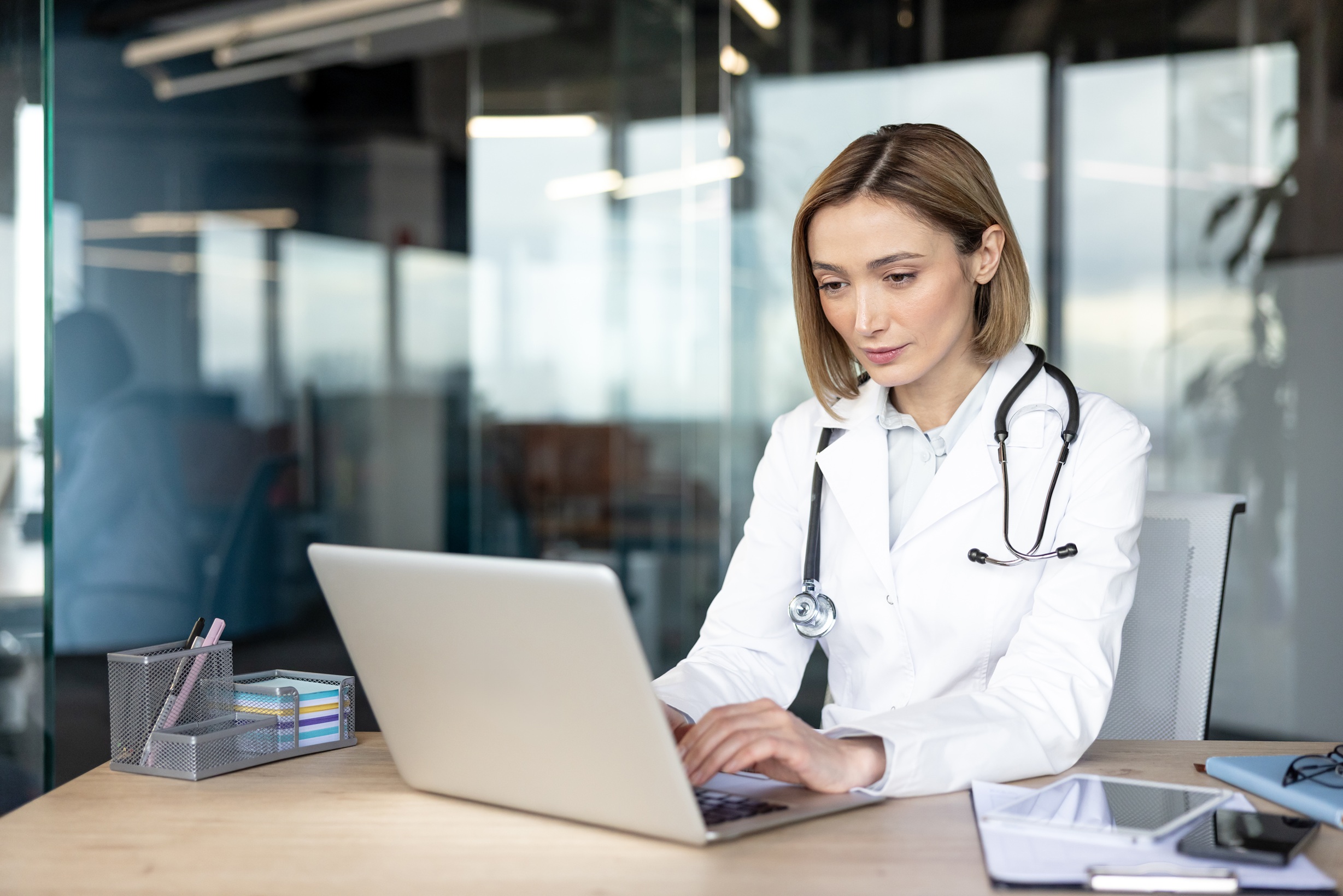 médica trabalhando no computador
