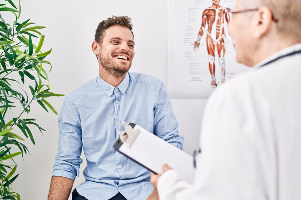 Paciente sorridente conversando com médico