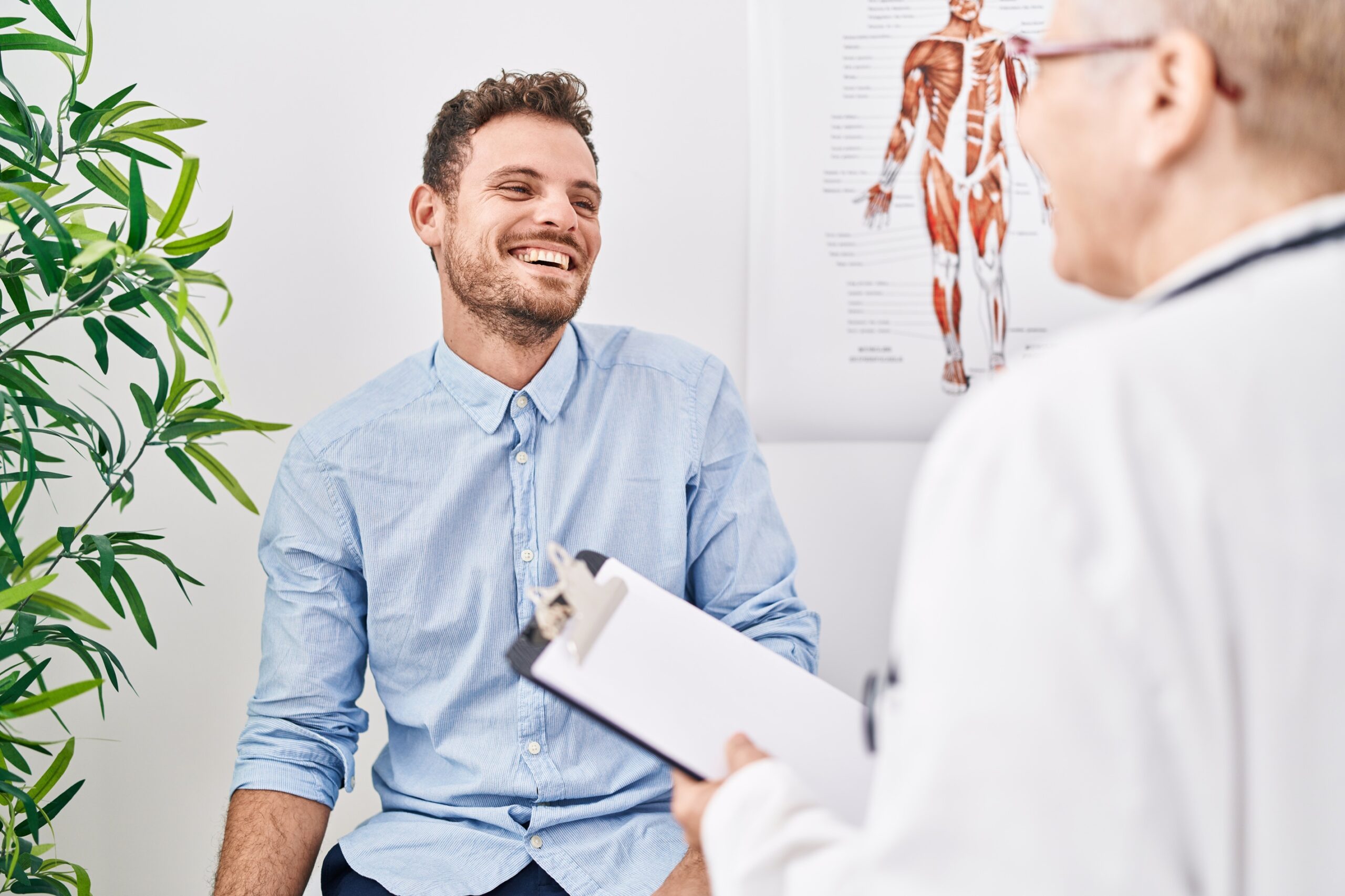 Paciente sorridente conversando com médico