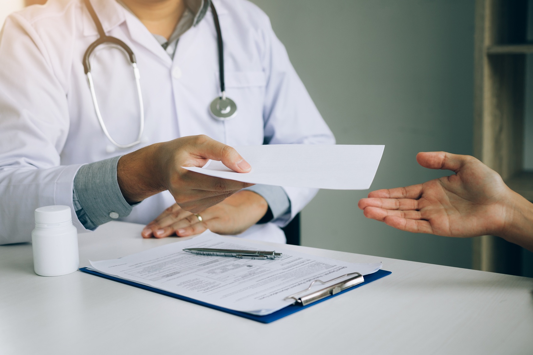 médica entregando atestado a paciente